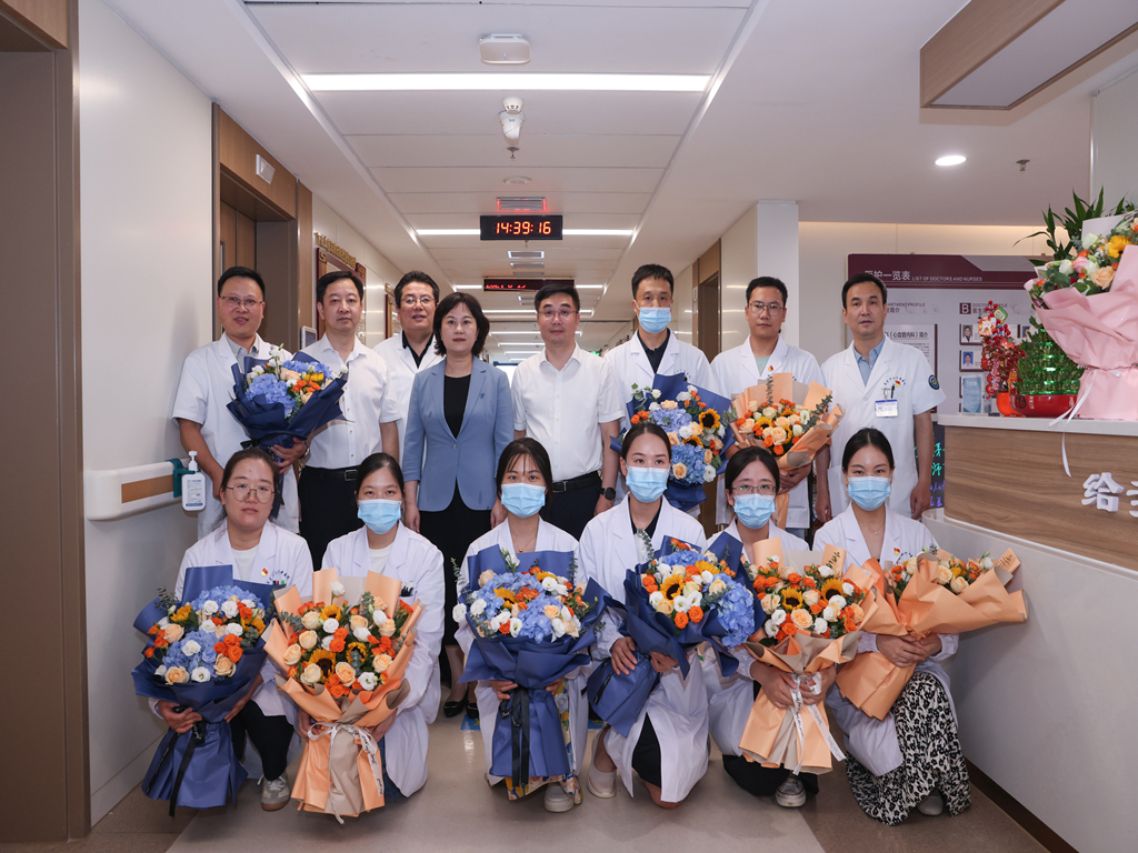 区领导医师节慰问临床医生